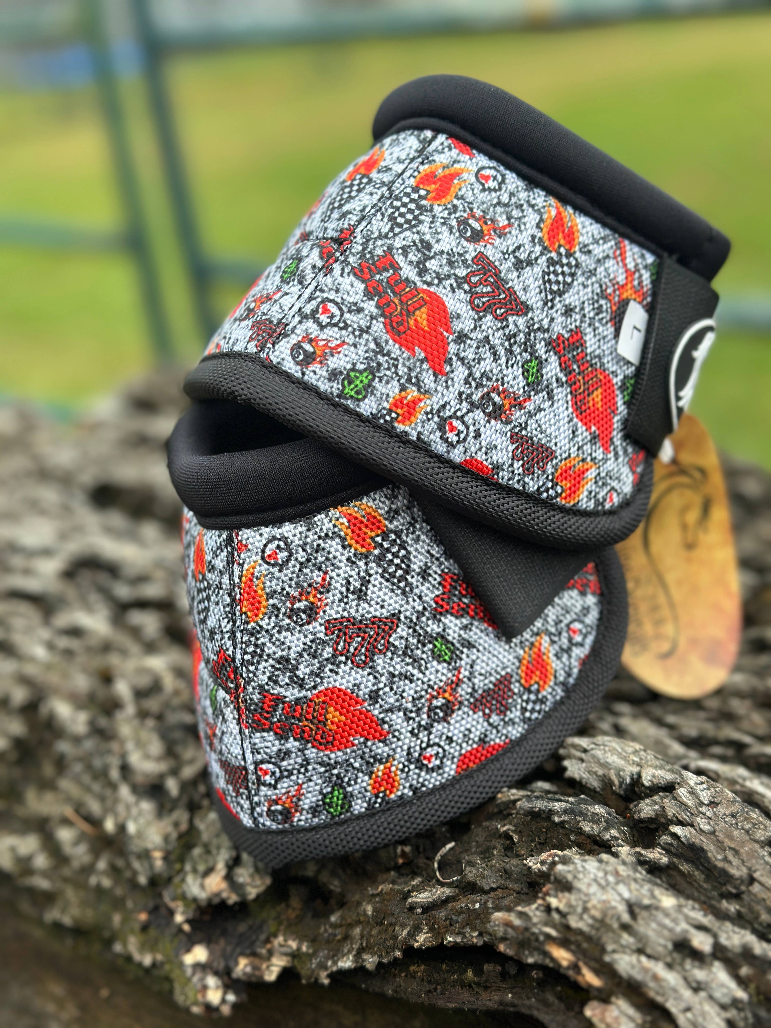 Schulz Equine – wholesale Ridutrustning – Schulz Equine bell boots med livfulla mönster39