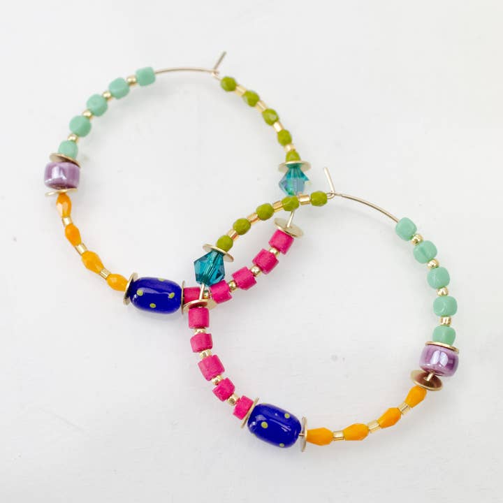 Grandes boucles d'oreilles en perles colorées pour la vente par Jill Makes