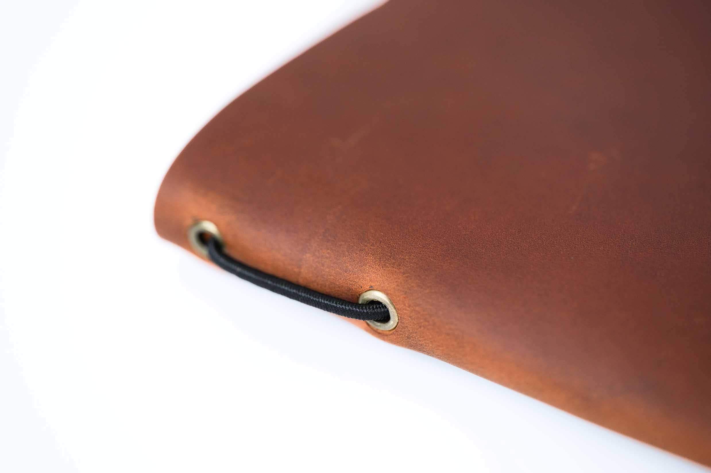 Inko Horeca Accessories – wholesale Mappar – Läder menymapp med gummilist för a5-ark7