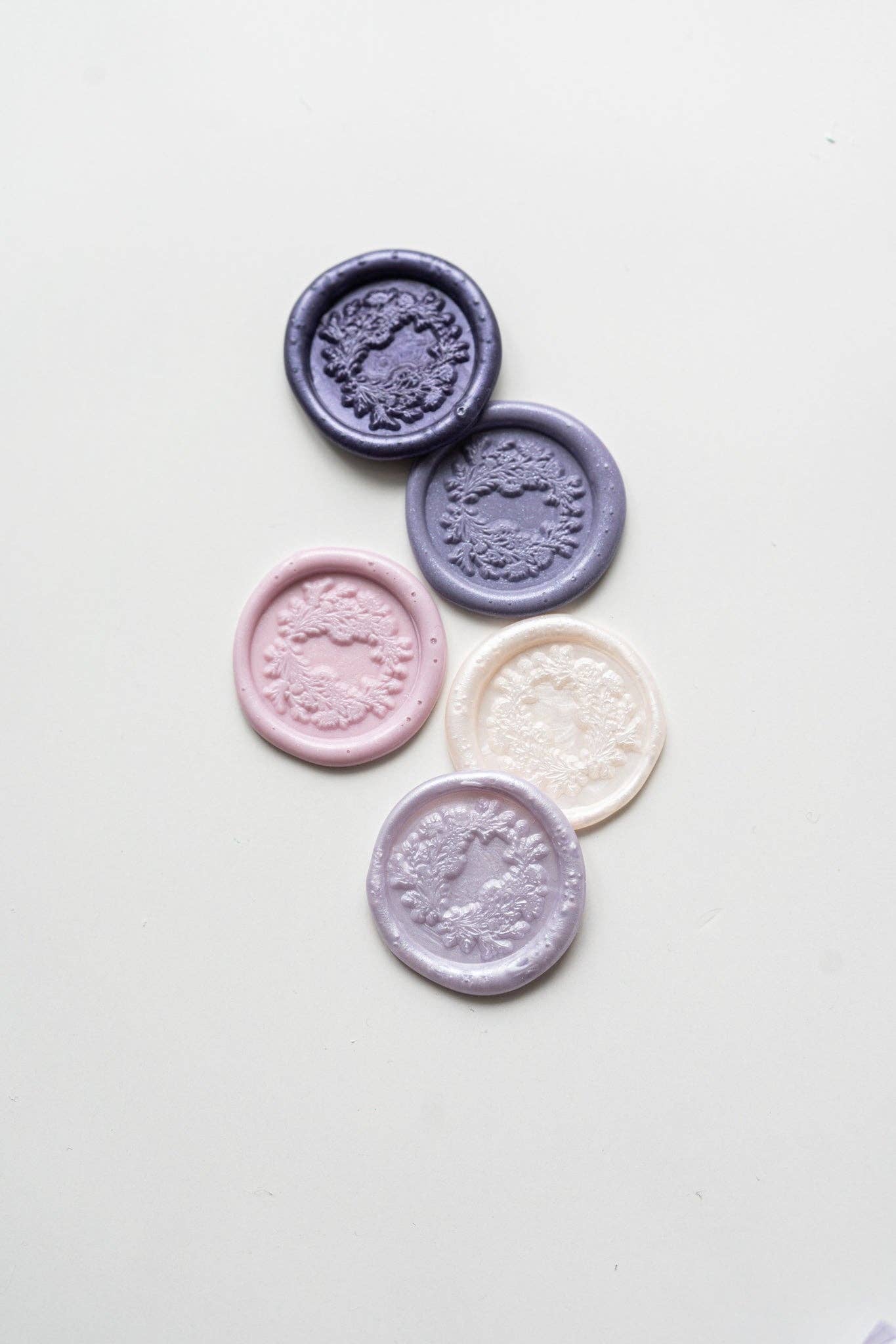 Written Word Calligraphy – Lacre por atacado – Cera Seladora Wisteria Blooms (Caixa com 5 Palitos)3