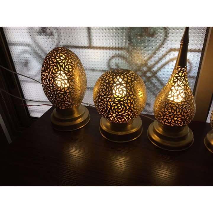 marrakeshop – Engroshandel Skrivebordslampe – Marokkansk håndlavet rund bordlampe i graveret messing3