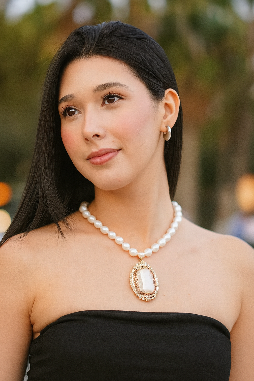 PHOEBE´S - Wholesale Pendant/Charm Necklace - Mother-of-Pearl Necklace with Pearls and Zirconia Details1