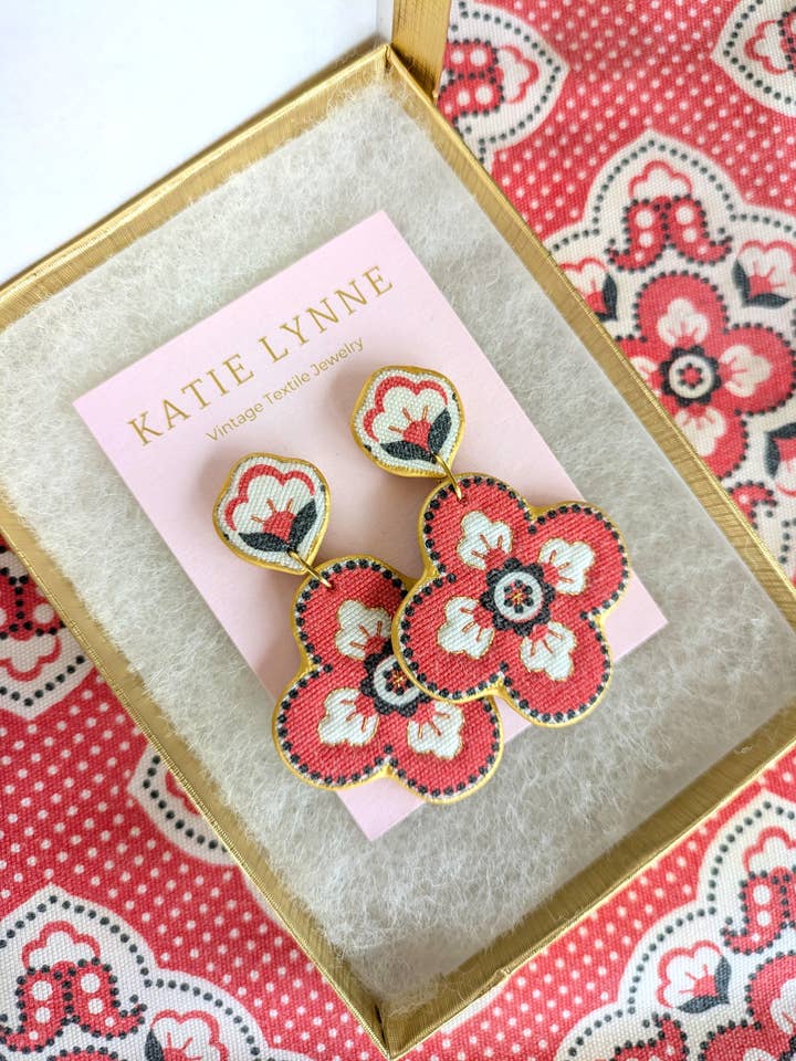 Boucles d'oreilles Donna Statement pour la vente par Katie Lynne - Vintage Textile Jewelry