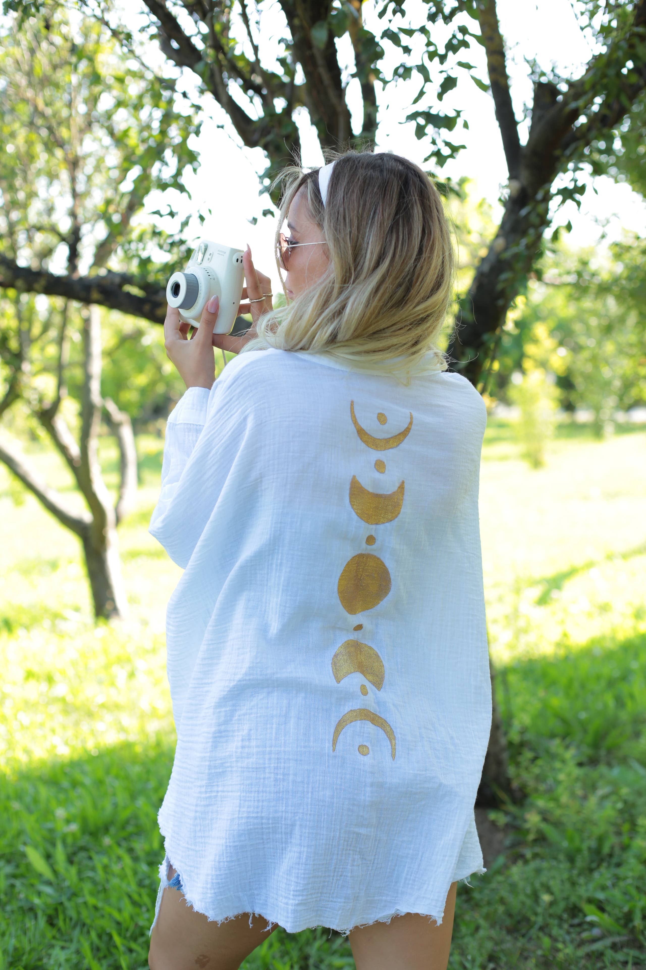 Moa - Vente Kimono – femme - Kimono en mousseline noire et or à phases lunaires, robe / poncho2