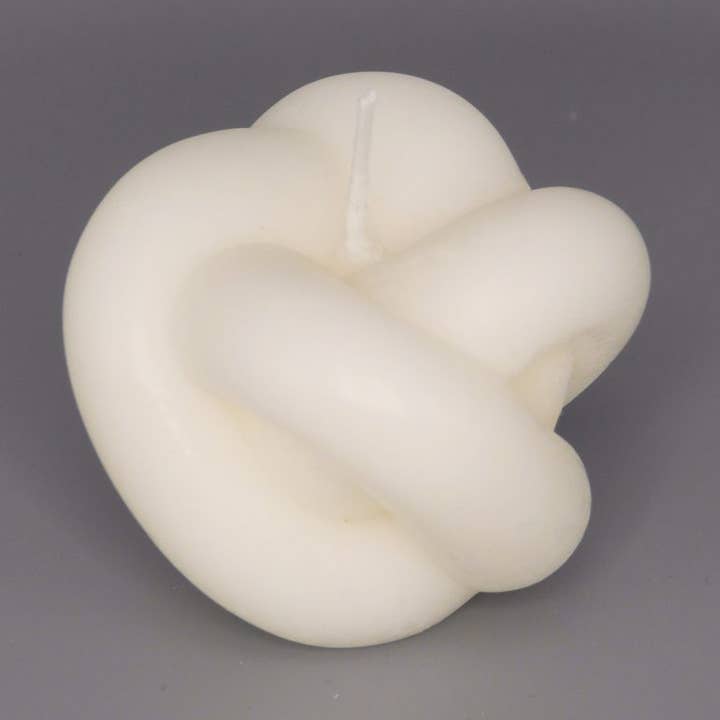 Knot | Kerzendekorationskerze, geruchsneutral, handgemacht, Schweden, weiß für den Großhandel von Artly Handmade