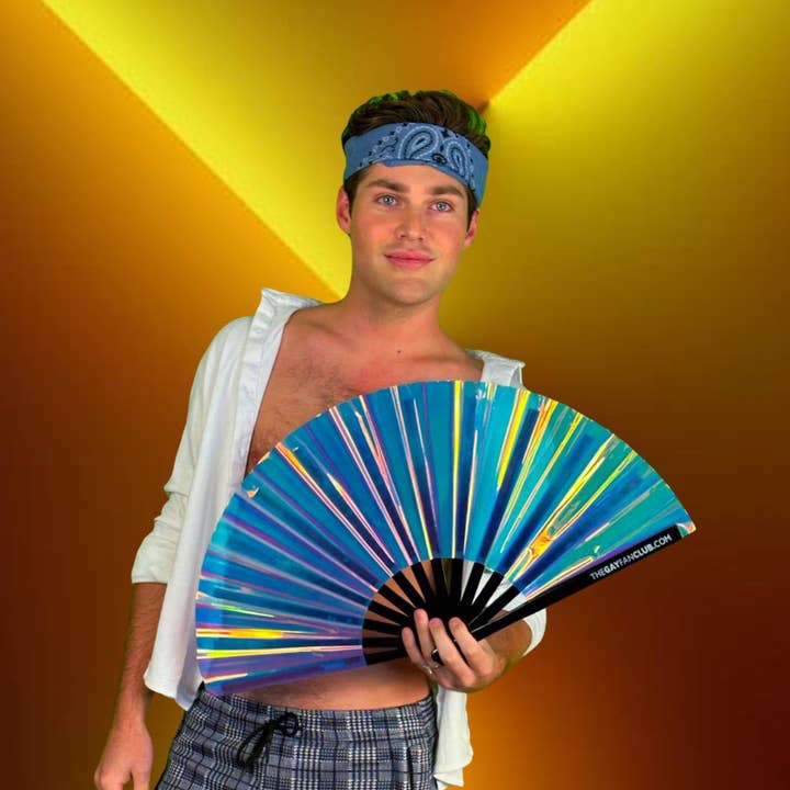 Éventail à main holographique iridescent pour la vente par The Gay Fan Club