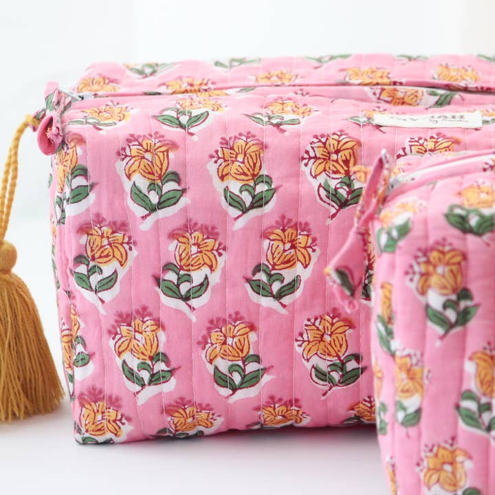 Grand sac de voyage ou maquillage matelassé imprimé à la main style Bubblegum pour la vente par MYNAHbySmitha
