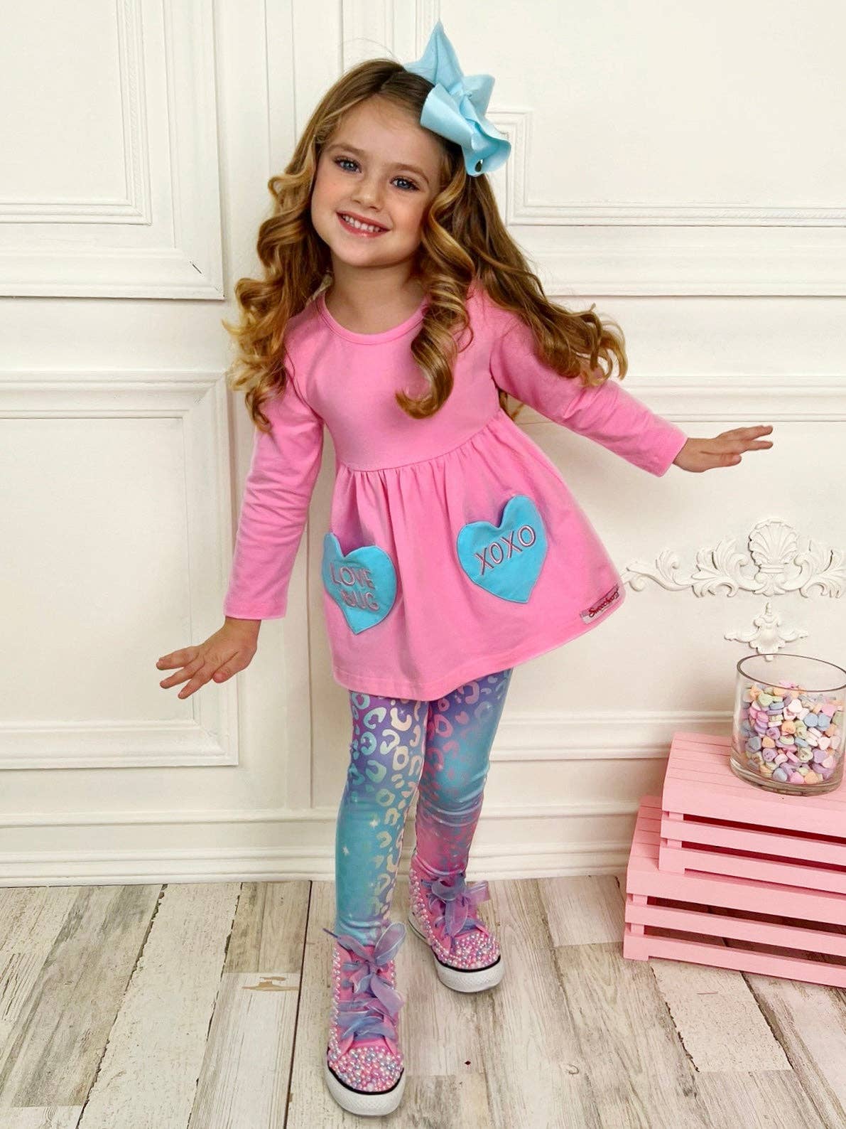 Rosa quente Conjunto de legging Sweethearts x Mia Belle Girls Love Bug para venda a revendedores na Faire3