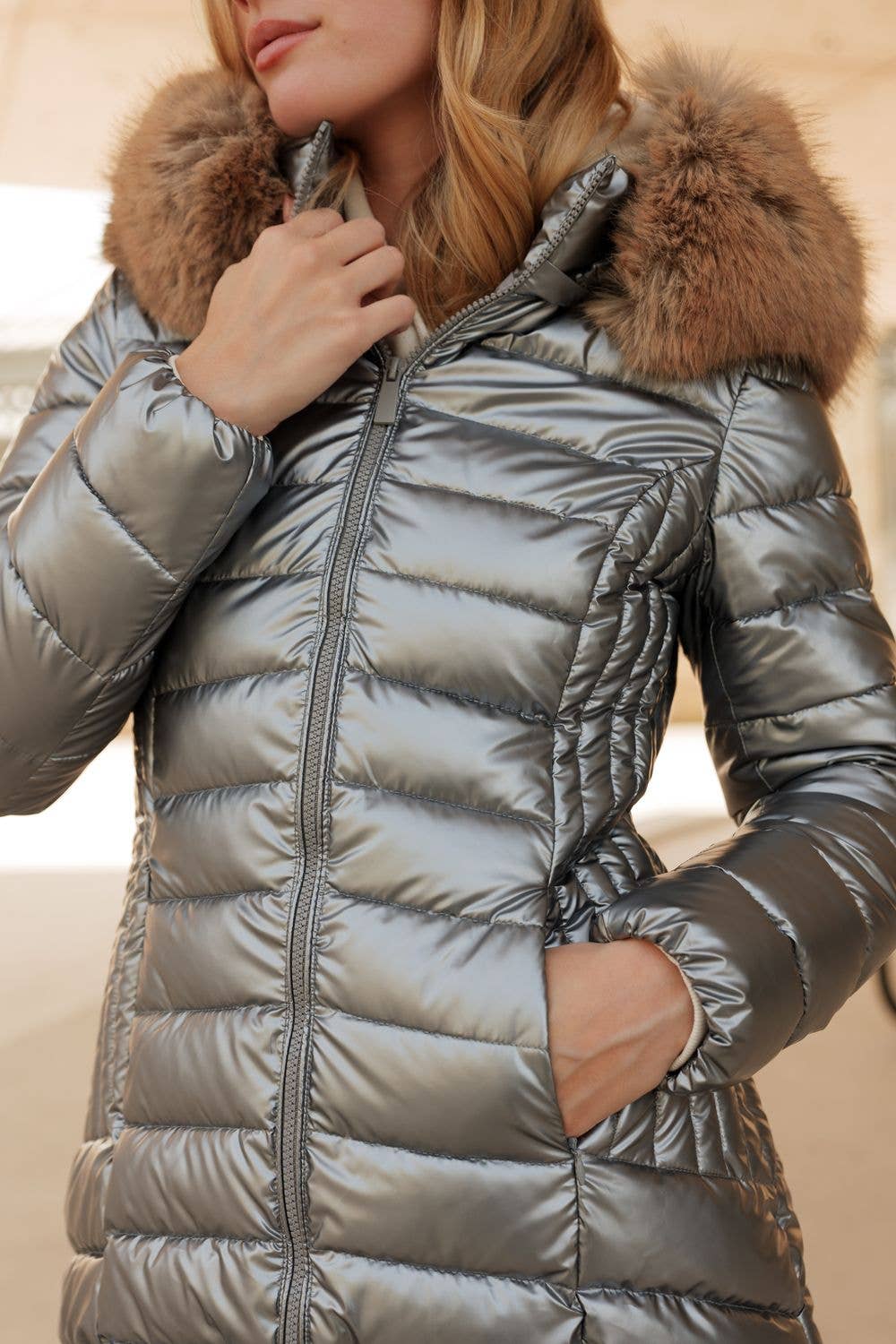 Attrait Paris – Großhandel Pufferjacke – Damen – Metallic lange Steppjacke mit Fell am Kapuzenrand36
