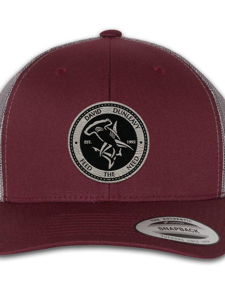 Casquette camionneur à 6 panneaux à fermeture pression requin-marteau bordeaux gris pour la vente par David Dunleavy