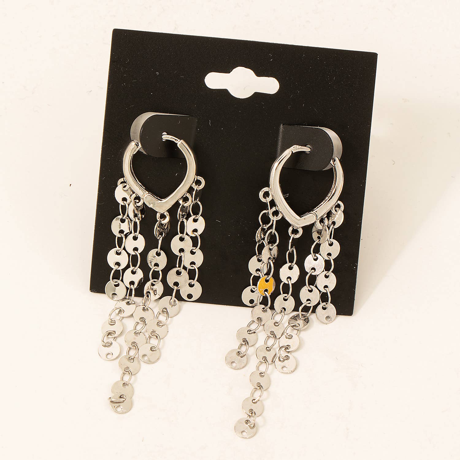 Fame Accessories - Vendita all'ingrosso Orecchini a cerchio - Orecchini a cerchio con frange a catena metallica3