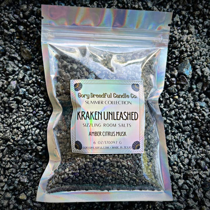 KRAKEN UNLEASHED Sizzling Room Saltkrystal Potpourri: Rav Citrus Musk for engroshandel hos Gory Dreadful Candle Co
