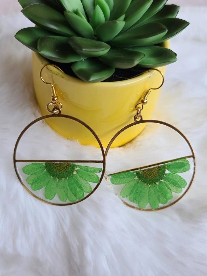 Boucles d'oreilles créoles Daisy avec fleurs vertes pressées pour la vente par BabyGirl Creations