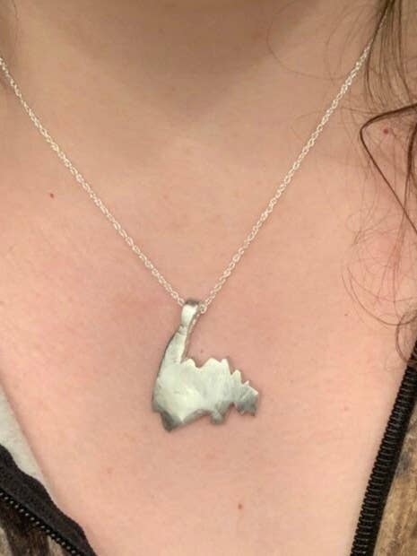 Pendentif Terre-Neuve en argent sterling pour la vente par Meliora Meraki Jewellery