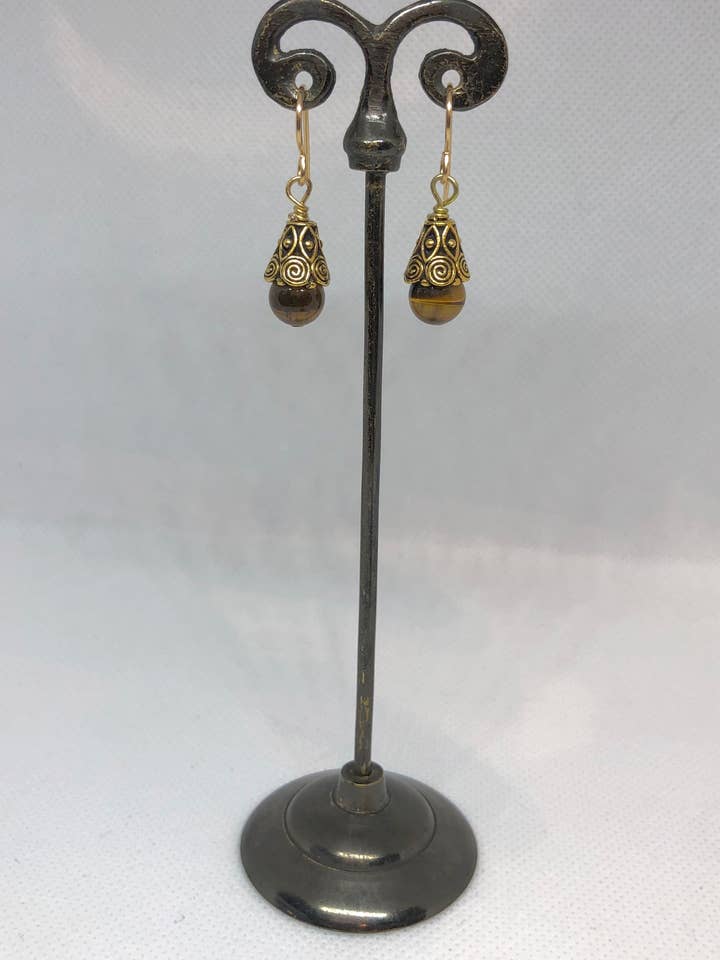 Boucles d'oreilles spirales celtiques : or et pierres précieuses œil de tigre pour la vente par Gayatri Designs Jewelry