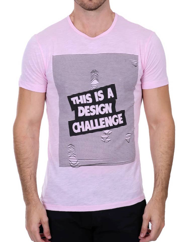 161740 - T-shirt graphique rose pour homme « C'est un défi de design » pour la vente par Bespoke Moda