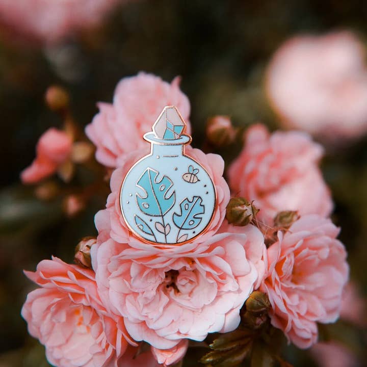 Spilla smaltata in oro con pozione magica per la vendita all'ingrosso da parte di Fox & the Bear