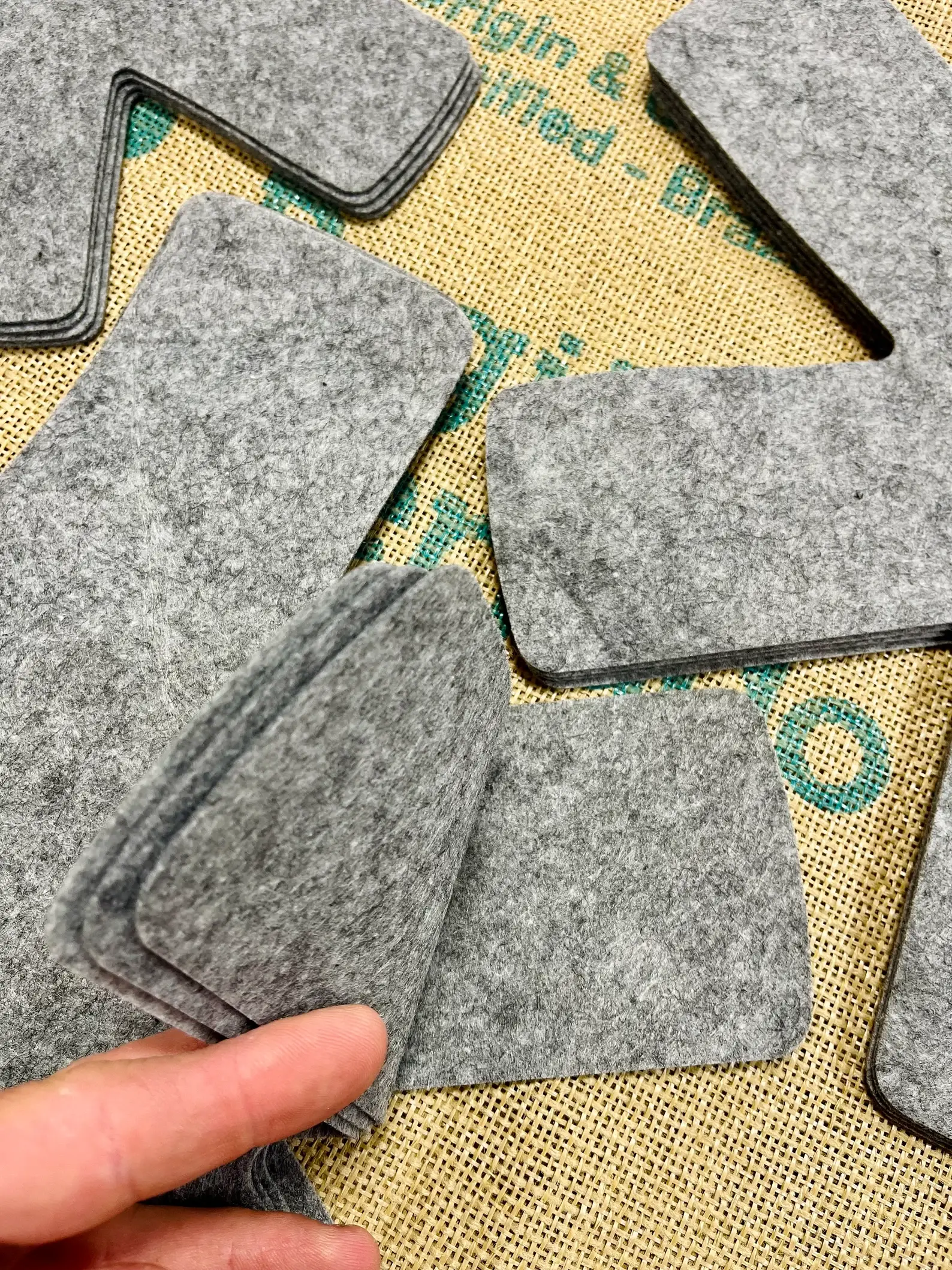 Sourdough by the Sea - Vendita all'ingrosso Contenitori/Organizer da cucina - Set portaoggetti Pan Protector Padelle protettive riutilizzabili in tessuto di feltro2