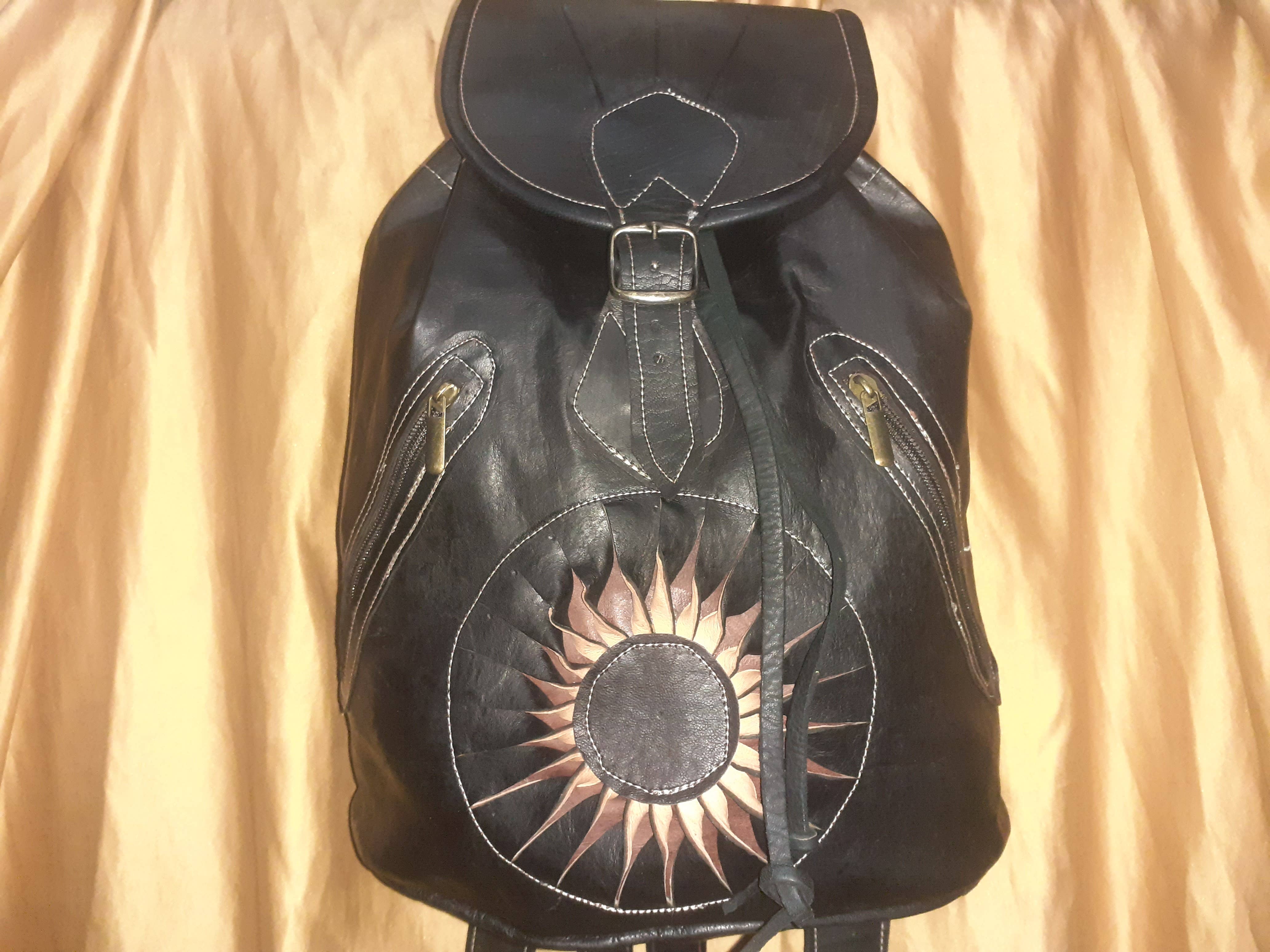 Hecho a mano – Großhandel Rucksack – Damen – Marrakech Lederrucksack mit doppeltem Reißverschluss und buntem Sonnenmotiv3