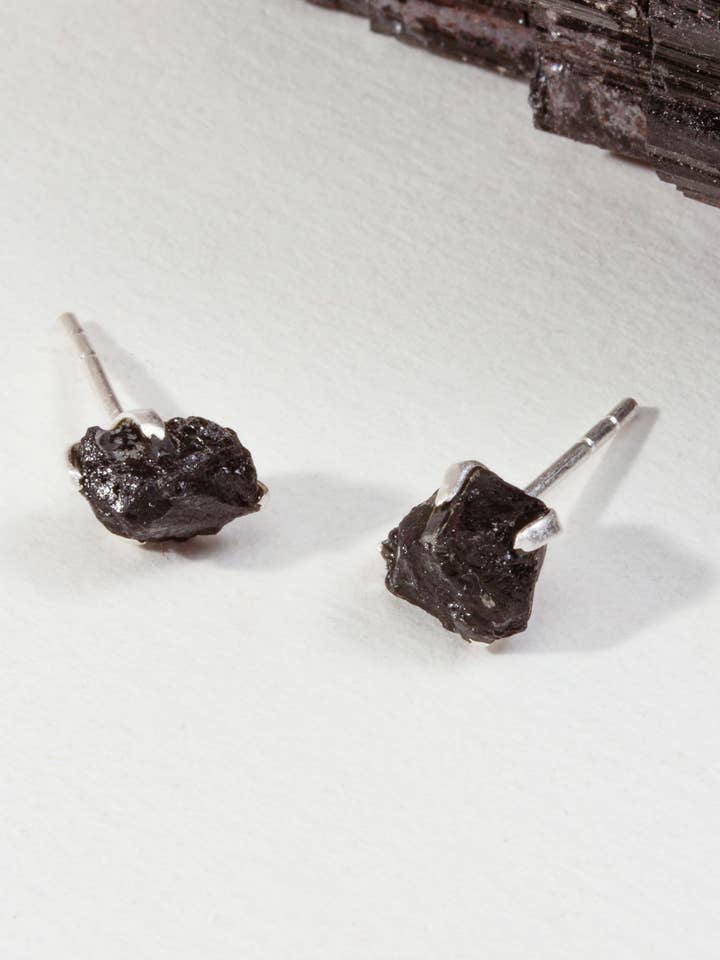 Raw Beauty örhängen i sterlingsilver med svart turmalin för wholesale av Luna Norte