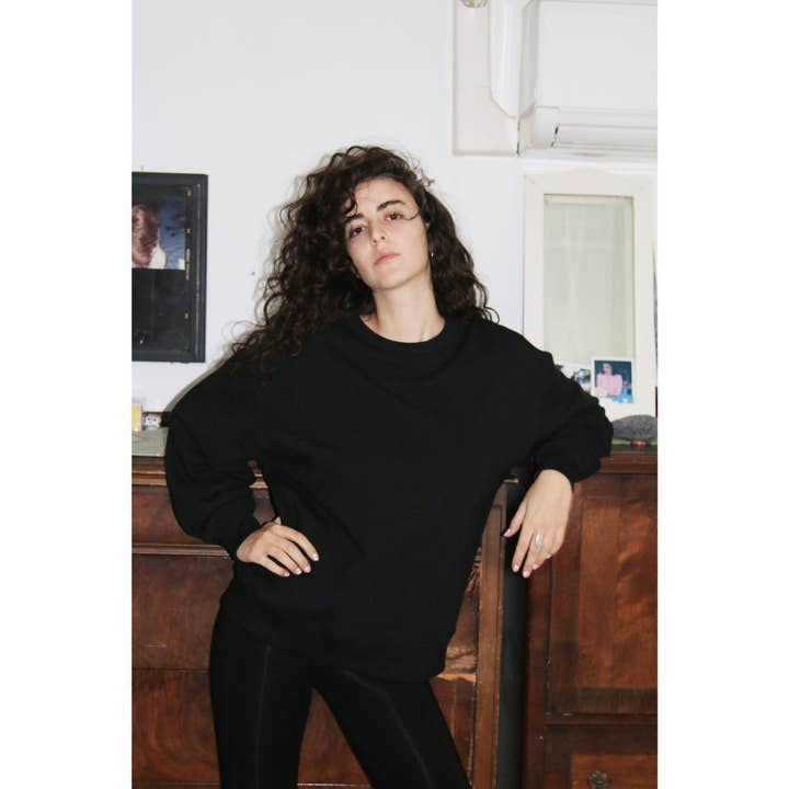 Spur Crewneck Sweater Noir für den Großhandel von MADAME WOLF