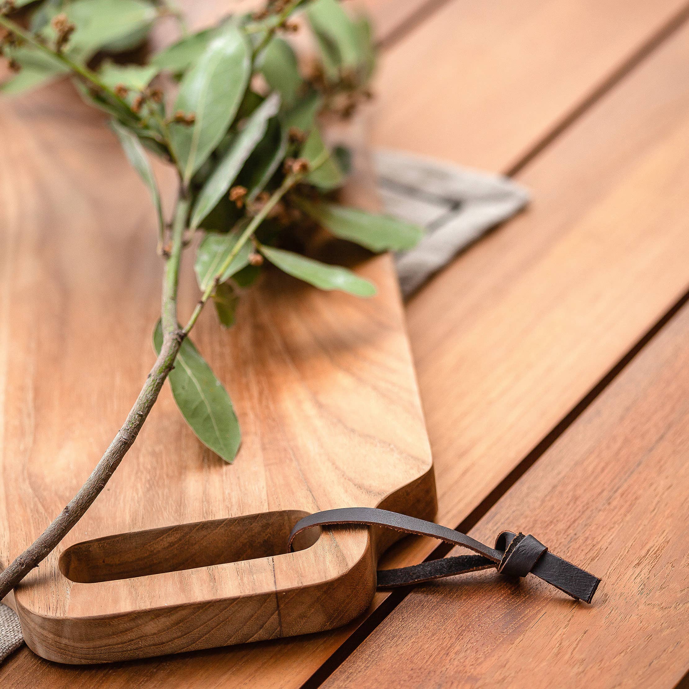 Dareels - Vendita all'ingrosso Taglieri - Tagliere NEW FRIENDS in teak riciclato1