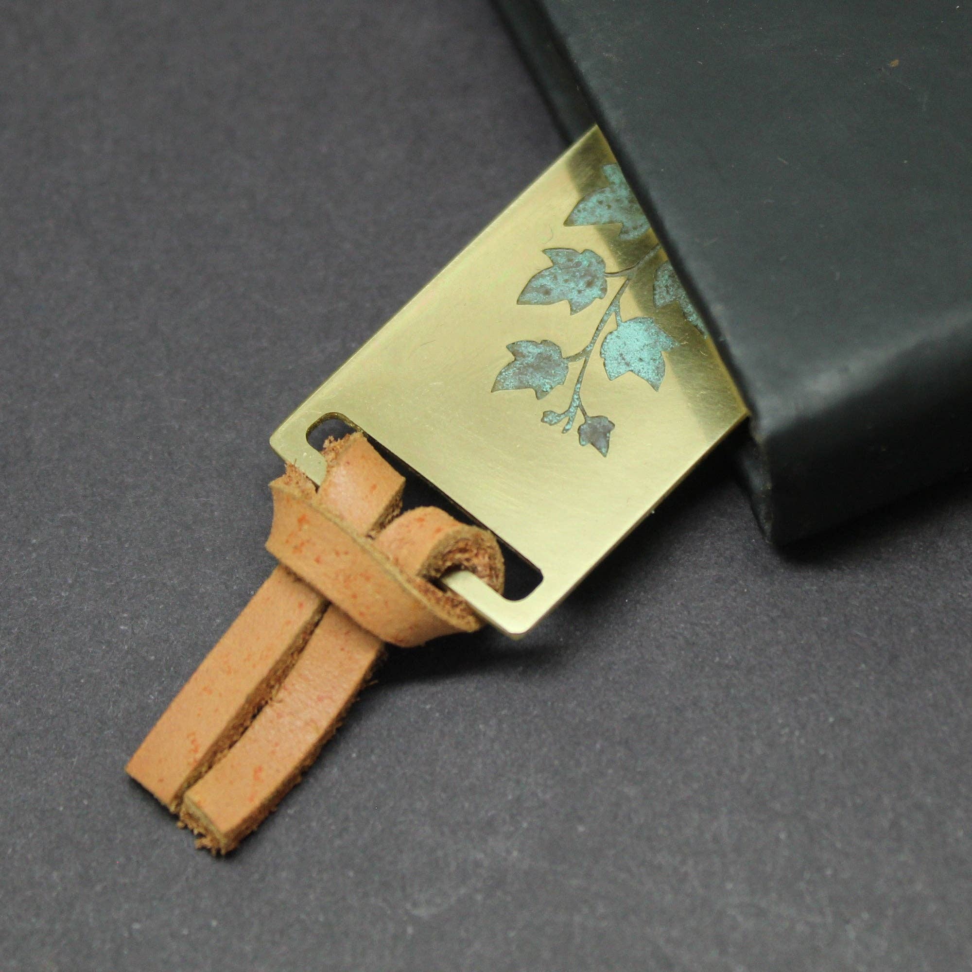 Plataica - Wholesale Bookmark - Brass bookmark with ivy engraving3