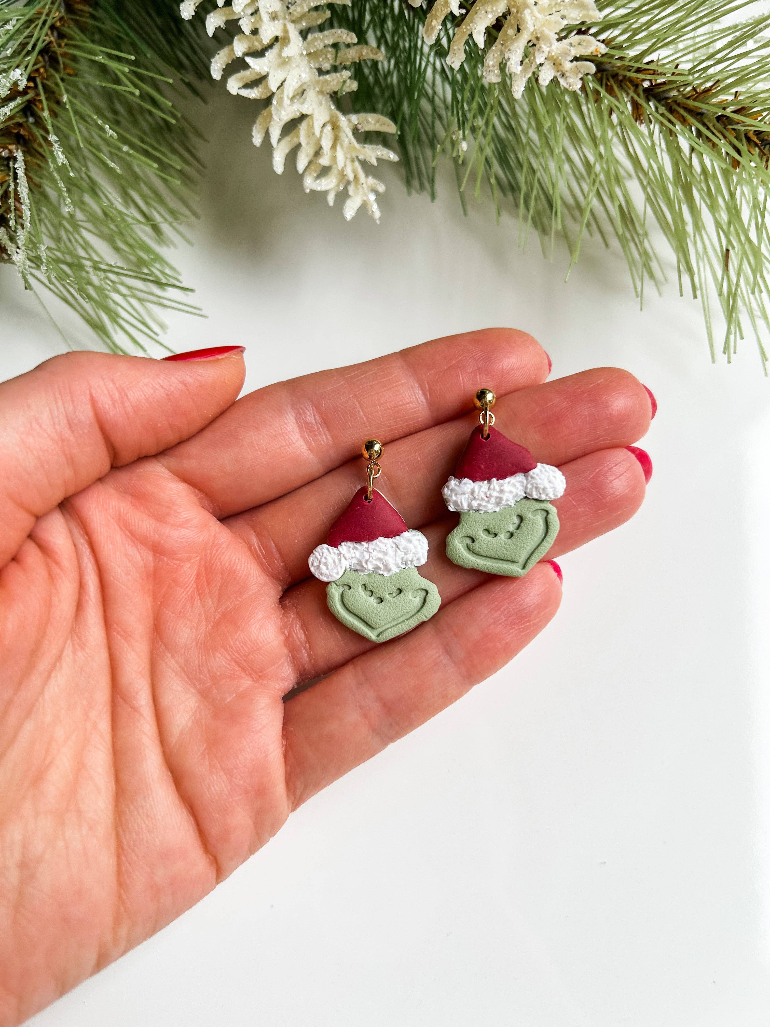Mellow Dove Designs – Großhandel Ohrhänger – Grinch Dangle Ohrringe | Boho-Weihnachtsohrringe1