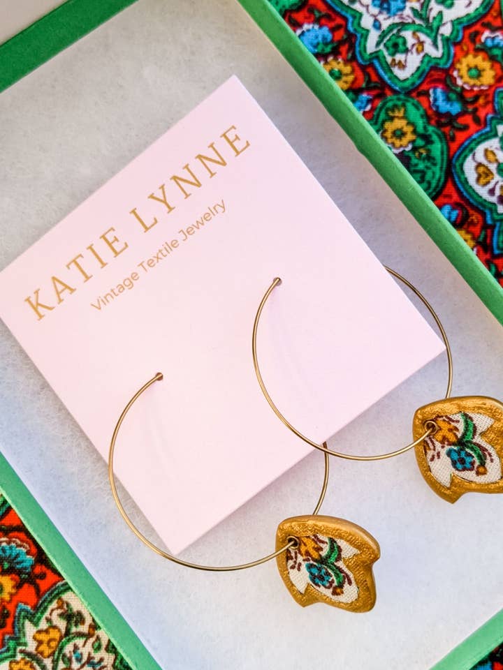 Alexandra Hoop Oorbel voor wholesale door Katie Lynne - Vintage Textile Jewelry