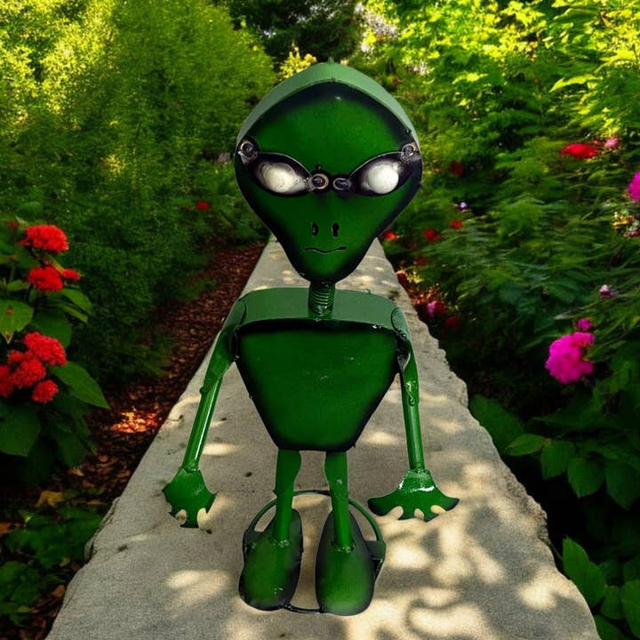 Sculpture de jardin d'extraterrestre verte pour la vente par Blue Goat Garden Decor