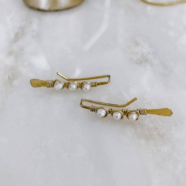 Grimpeurs d'oreille perle pour la vente par Derive Jewelry