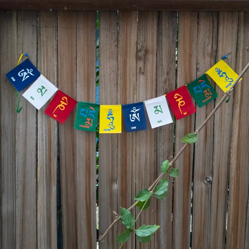 Tenzing Collections – Großhandel Flagge – Kleine buddhistische Gebetsfahnen oder Mini-Gebetsfahnen aus Stoff4
