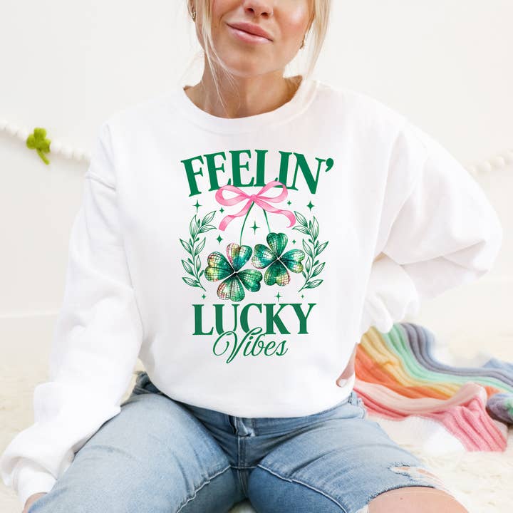 Vibrations de chance Sweat-shirt pour femme de la Saint-Patrick pour la vente par Simply Southern Tee's and Tumblers LLC