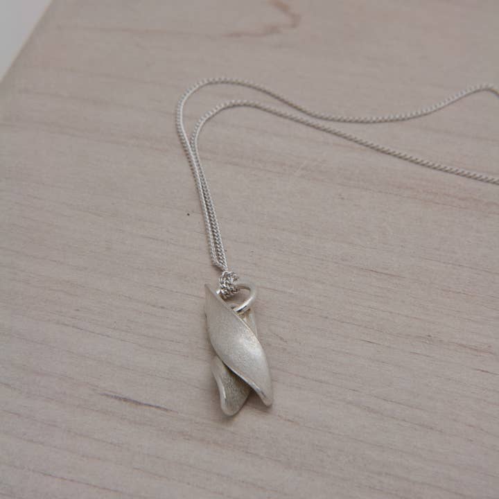 COLLIER BUD pour la vente par JewellerAJGreen