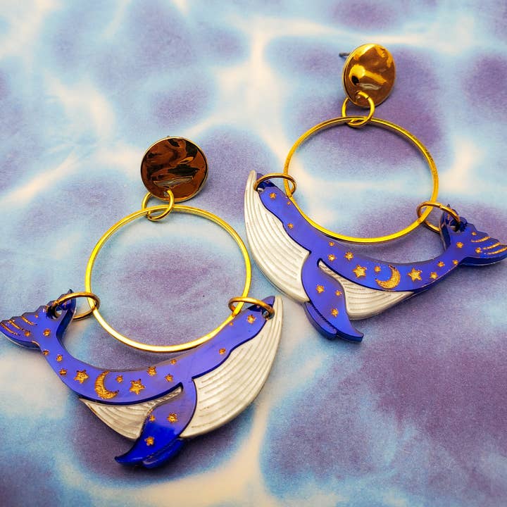 Finurlige pukkelhvaløreringe for engroshandel hos Quirky Bird