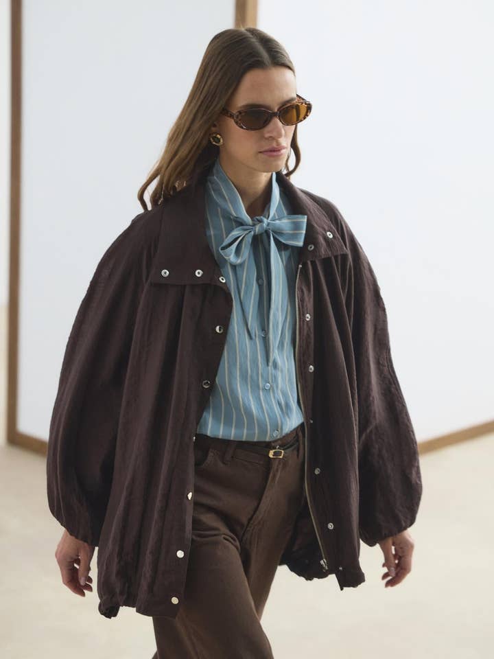 Blusão Bomber Castanho com Gola Alta e Franzido por atacado de Kadriye Baştürk