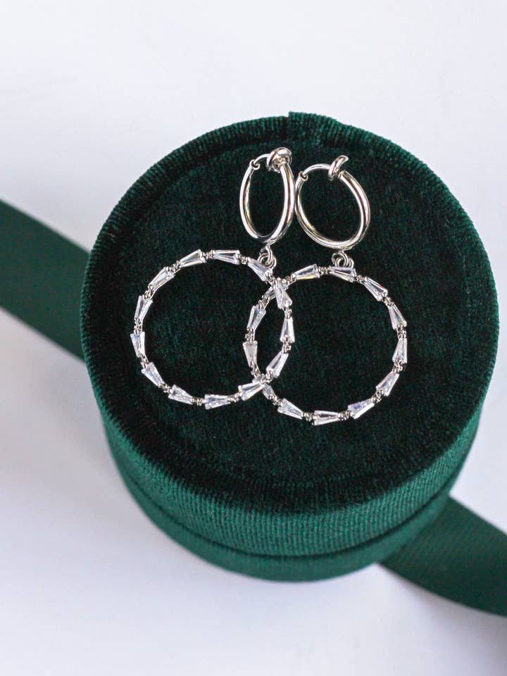 Créoles en cristal argenté à clipser pour la vente par Rachelyn Jewelry