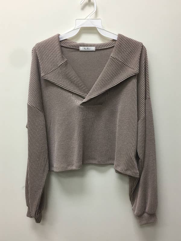 HAUT COURT À COL CÔTELÉ ET MANCHES BOUFFANTES pour la vente par Tres Bien, Inc