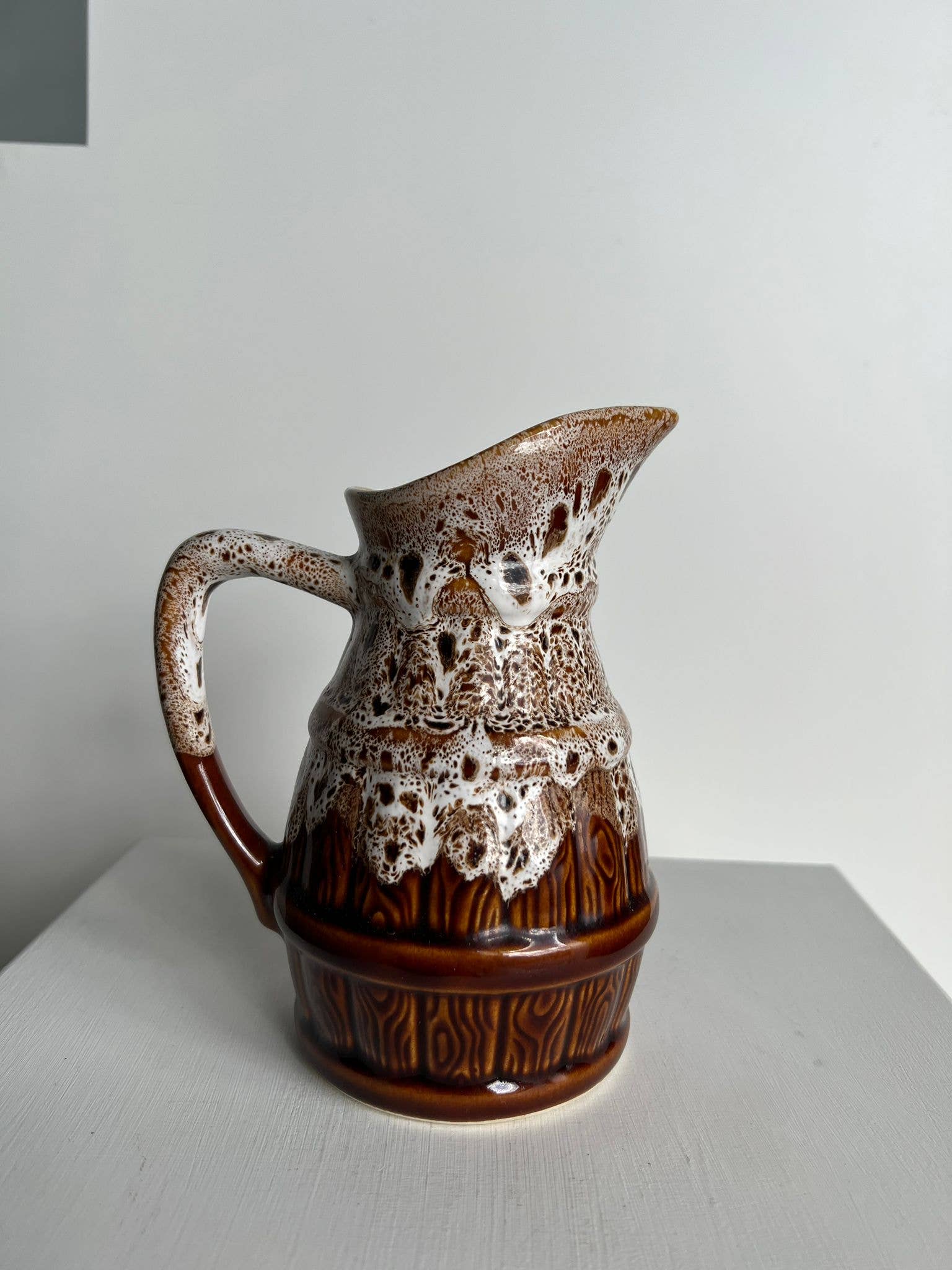 Office Objets – Objeto de mesa decorativo por atacado – Pequena jarra decorativa cerâmica vidrada com motivo de barril de cerveja3