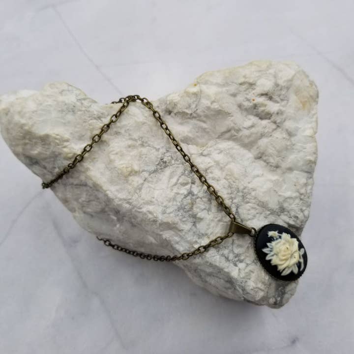 The Pretty Jewellery – Großhandel Kette mit Anhänger/Charm – Schwarze Blumen-Rosen-Cameo-Anhänger-Halskette1