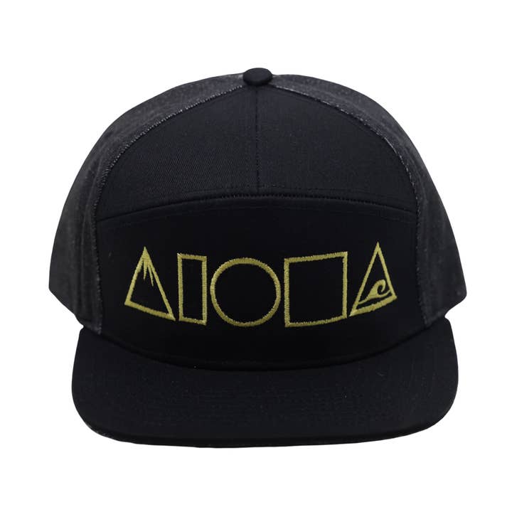MAUKA TO MAKAI Casquette noire à 7 panneaux pour adulte avec fermeture à pression pour la vente par Soley Aloha