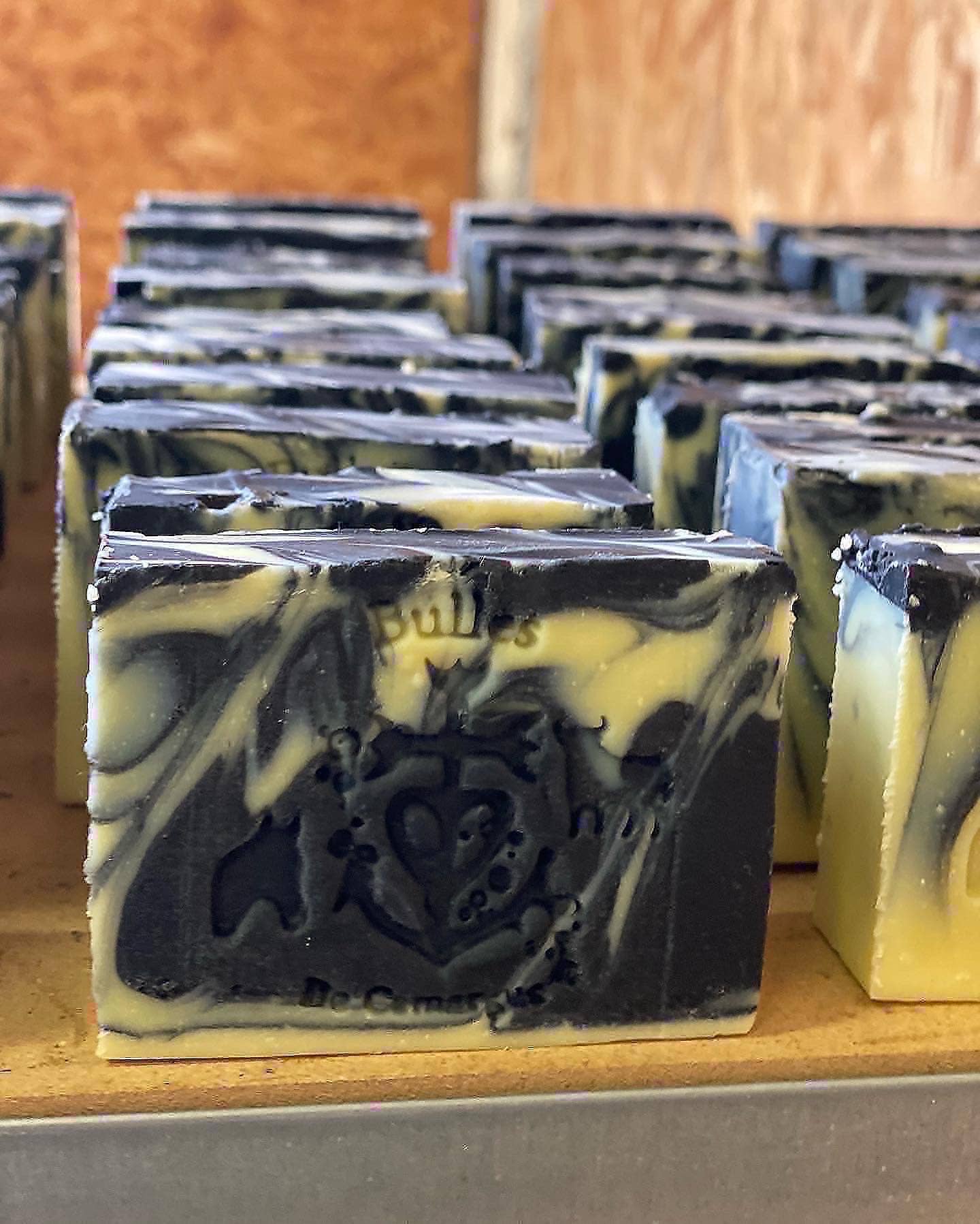 Bulles De Camargue – Engroshandel Sæbestykke – Ekstra fedtet håndlavet sæbe med naturligt vegetabilsk trækul2