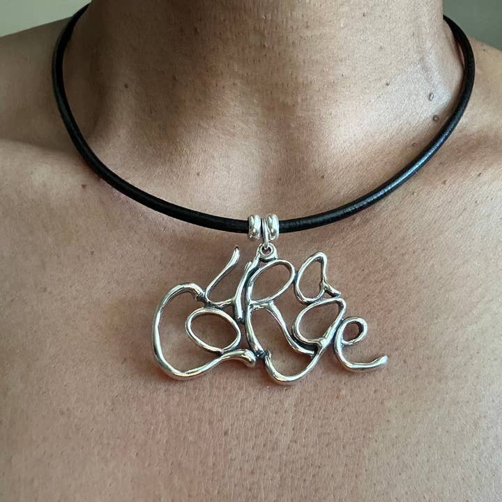 Coraje - Collar de plata de ley con cuero para venta al por mayor de Stylized Heritage - Word Art Jewelry