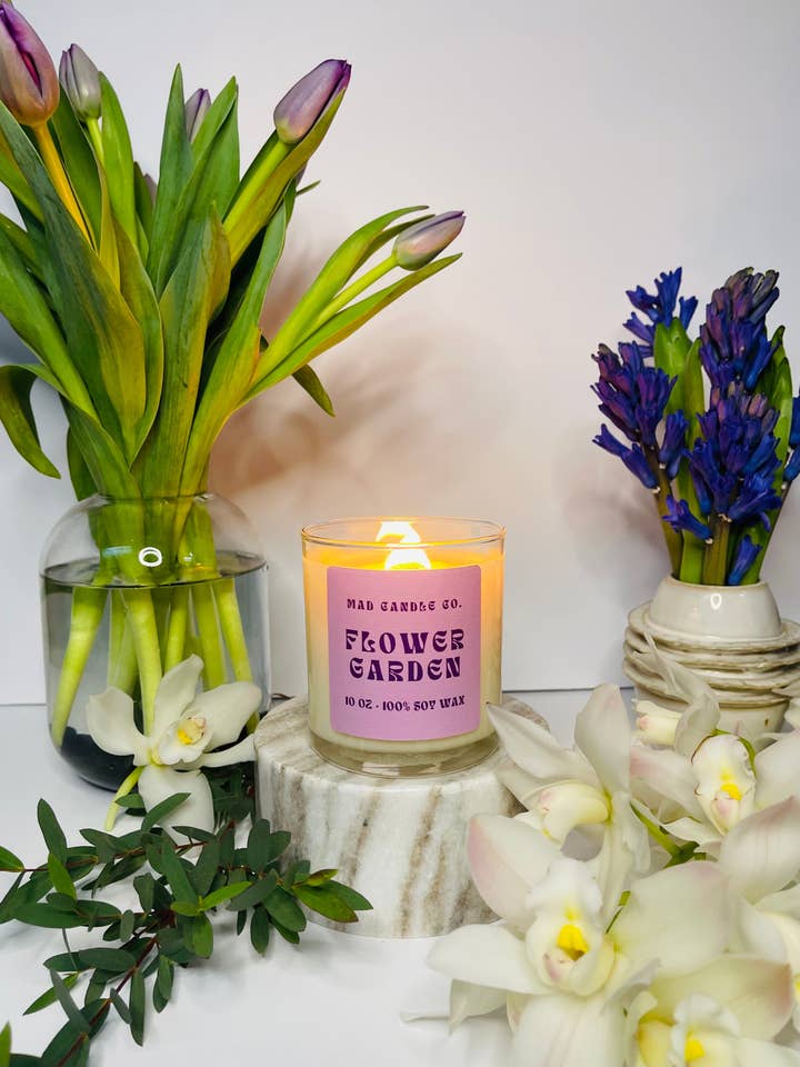 Bougie au soja Flower Garden, bocal en verre de 10 oz et mèche en bois pour la vente par Mad Candle Co.