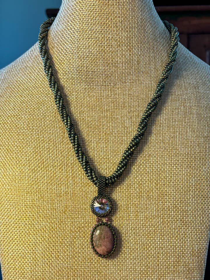 Colar com Cabochão de Rodonita com Entalhe de Missangas e Rivoli Rosa por atacado de Two Snowy Egrets