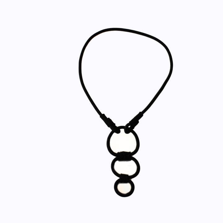 Collier métallique noir à trois cercles pour la vente par Laurent Scott Collection
