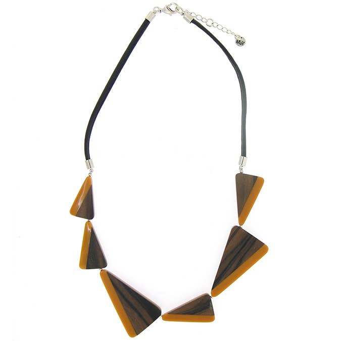 Colar artesanal de madeira com resina em formato triangular por atacado de Culture Mix