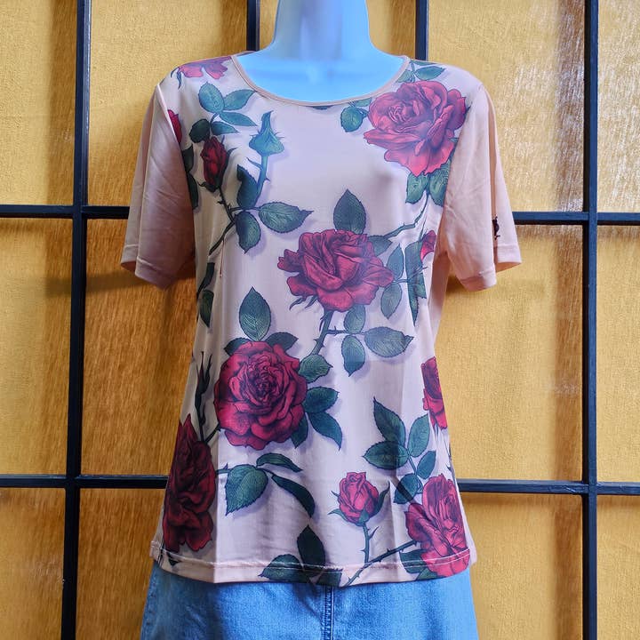 Wearable Art by BiB® Kortärmad skjorta ”Rose” för wholesale av Believe It's Bare ® "BiB"®