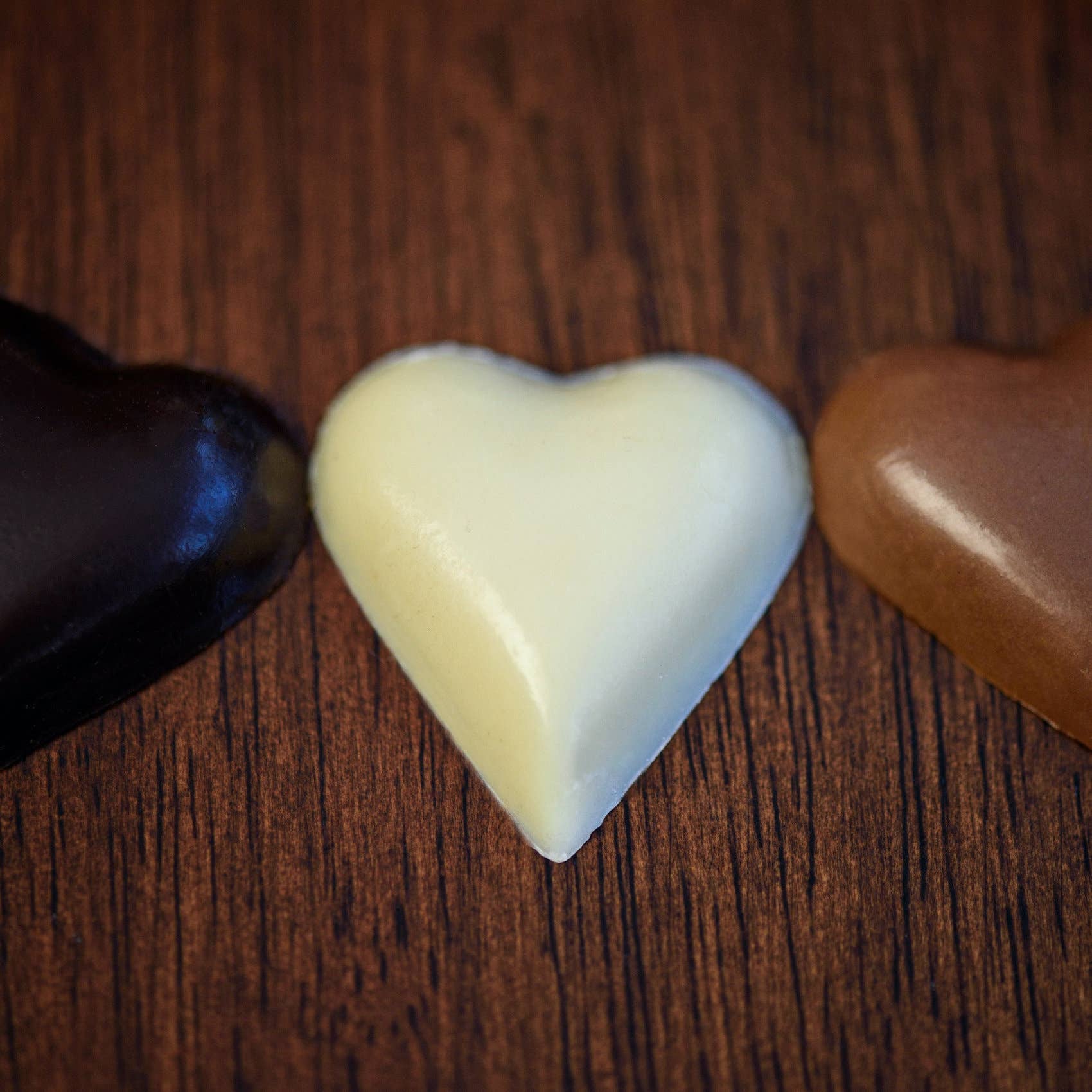 Dean's Sweets – Großhandel Schokolade – Pralinenherzen aus Zartbitter-, Vollmilch- und weißer Schokolade1