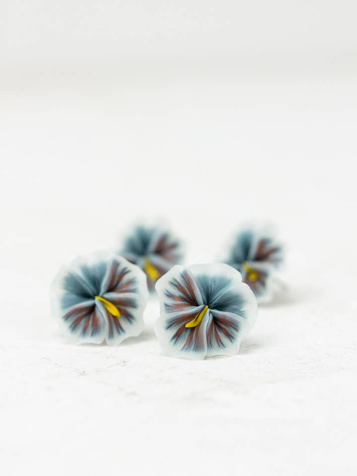 Graue Stiefmütterchen-Ohrringe Ohrstecker - Blumenschmuck für den Großhandel von EtenIren